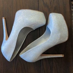 Size 7 Dream Pairs high heel
